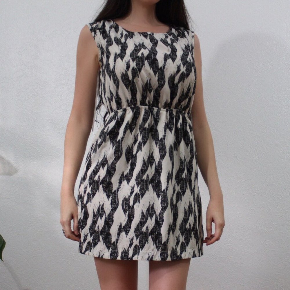 Forever 21 Contemporary Dress SZ M Feather Print